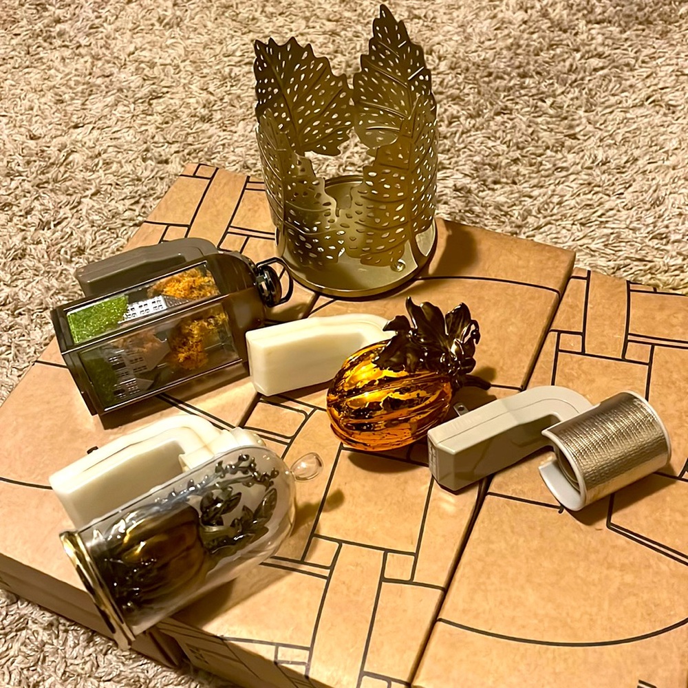 Bath & Body Works Bundle of 4 Wallflowers and 1 Candle Holder Silver Leafs